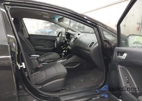 2017 Kia Forte Lx/S z USA, uszkodzony, nr VIN 3KPFL4A74HE106992